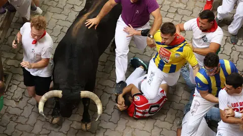 Los mozos son perseguidos por toros de la ganader&iacute;a gaditana de Fuente Ymbro este mi&eacute;rcoles durante el cuatro encierro de los Sanfermines, en Pamplona. EFEJ. P. Urdioz