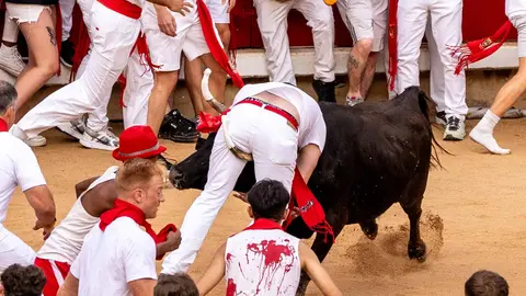 Suelta de vaquillas después del cuarto encierro de San Fermín 2024 con toros de la ganadería de Fuente Ymbro en la Plaza de Toros de Pamplona. FERMÍN GUTIÉRREZ