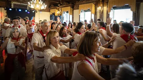 Tradicional Baile de la Alpargata en el Nuevo Casino de Pamplona. MAITE H. MATEO-31