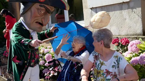 Visita de la Comparsa de Gigantes y Cabezudos a la Casa de la Misericordia de Pamplona durante las fiestas de San Fermín 2024