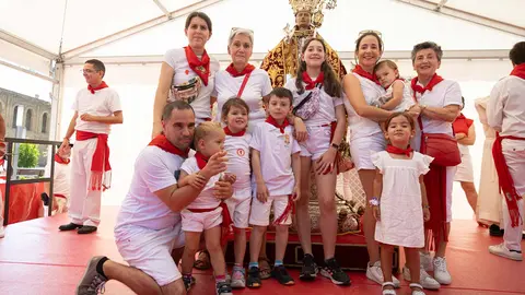 Multitudinaria ofrenda infantil en honor a San Fermín. MAITE H. MATEO-25
