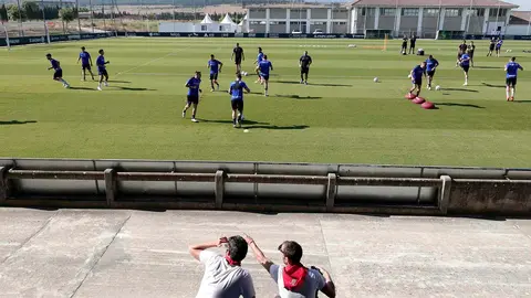 GRAFCAV5029. PAMPLONA, 10/07/2024.- Primer entrenamiento de la temporada de Osasuna, con el estreno al frente del equipo de Vicente Moreno.EFE/ Jesús Diges