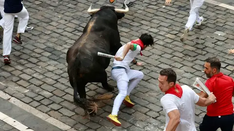 Momento de tensión en la Plaza del Ayuntamiento en el quinto encierro de San Fermín 2024 en Pamplona con toros de Domingo Hernández. ÍÑIGO ALZUGARAY