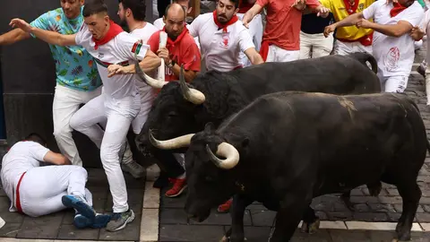 Quinto encierro de San Ferm&iacute;n el d&iacute;a 11 de julio de 2024 con toros de Domingo Hern&aacute;ndez en Pamplona en el tramo de la curva de Mercaderes. EFE - J.P. URDIROZ