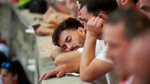 - Quinto encierro de San Fermín 2024 con toros de Domingo Hernández en el interior de la plaza de toros. IRANZU LARRASOAÑA