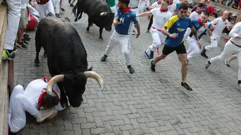 Quinto encierro de San Fermín 2024 con toros de Domingo Hernández en la bajada al callejón. JAVIER MUTILVA