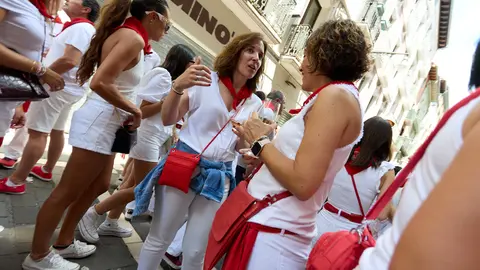 Ambiente por las calles de Pamplona a la hora del vermut durante las Fiestas de San Fermín 2024. IÑIGO ALZUGARAY