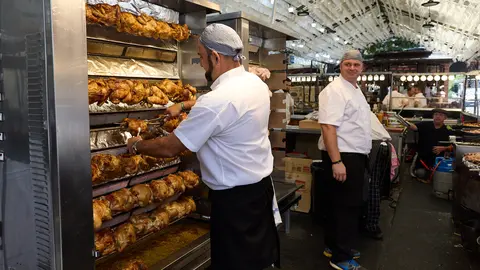 Puestos de comida y restaurantes en El Bosquecillo y el parque de Antoniutti durante las Fiestas de San Fermín 2024. IÑIGO ALZUGARAY