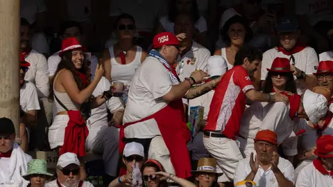El ambiente en los tendidos en la quinta corrida de San Fermín. MAITE H. MATEO-14