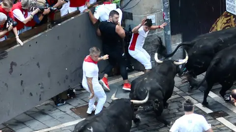 Sexto encierro de San Ferm&iacute;n el d&iacute;a 12 de julio de 2024 con toros de Jandilla en Pamplona en la curva de Mercaderes. &Iacute;&Ntilde;IGO ALZUGARAY