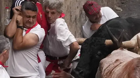 Los toros de la ganadería de Jandilla recorren la cuesta de Santo Domingo durante el sexto encierro de los Sanfermines 2024 celebrado este viernes en Pamplona. EFESergio Martín