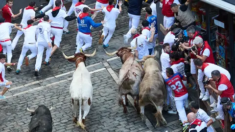Sexto encierro de San Fermín 2024 con toros de la ganadería de Jandilla en el tramo de Mercaderes. IÑIGO ALZUGARAY