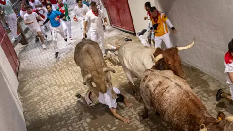 Sexto encierro de San Fermín con toros de Jandilla en callejón acceso plaza toros. MAITE H. MATEO-04