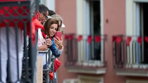 Ambiente en los momentos previos al sexto encierro de San Fermín 2024 con toros de la ganadería de Jandilla en el tramo de Mercaderes. IÑIGO ALZUGARAY