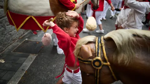 La Comparsa de Gigantes y Cabezudos ameniza las calles de Pamplona por San Fermín 2024. PABLO LASAOSA