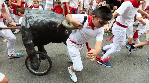 Encierro Txiki en la Cuesta de Santo Domingo de Pamplona durante las fiestas de San Fermín 2024. IÑIGO ALZUGARAY
