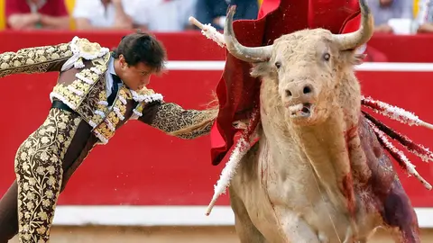 El diestro Roca Rey durante la lidia a su segundo toro de la tarde dentro de la Feria del Toro de los Sanfermines 2024 donde ha compartido cartel con Pablo Aguado (sustituto de Morante de la Puebla) y Cayetano Rivera. EFE/ Villar López