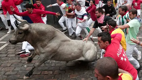 S&eacute;ptimo encierro de San Ferm&iacute;n el d&iacute;a 13 de julio de 2024 con toros de Jos&eacute; Escolar en Pamplona en el tramo de la curva de Mercaderes. EFE - JES&Uacute;S DIGES