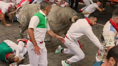 Séptimo encierro de San Fermín 2024 con toros de José Escolar en telefónica. HÉCTOR NAVARRO