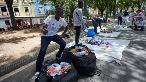 Puestos de manteros por las calles de Pamplona durante las fiestas de San Fermín 2024. NAVARRA.COM