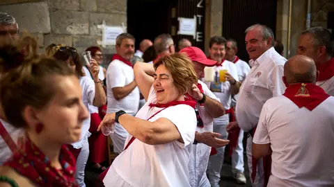 Ambiente festivo por las calles de Pamplona durante San Fermín 2024. PABLO LASAOSA