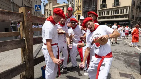 Calles abarrotadas en el segundo fin de semana de San Fermín. MAITE H. MATEO-09
