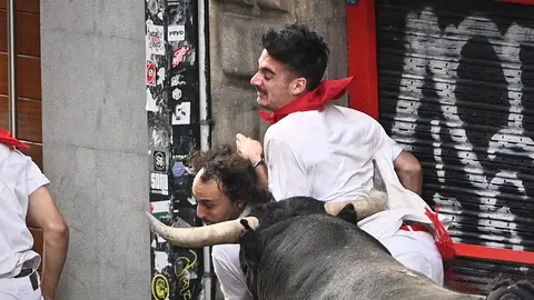 Octavo y último encierro de las fiestas de San Fermín 2024 con toros de Miura en el Ayuntamiento. PABLO LASAOSA