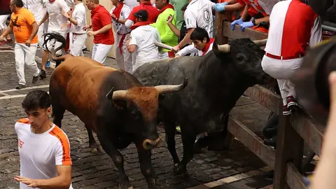 Octavo encierro de San Fermín el día 14 de julio de 2024 con toros de Miura en Pamplona en el tramo de la curva de Mercaderes. EFE - J.P. URDIROZ (3)