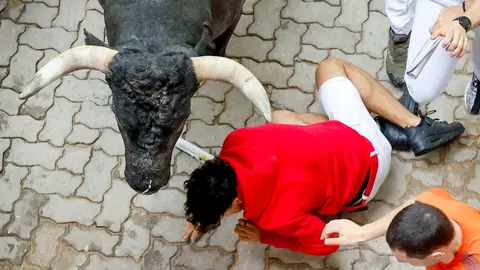 Octavo encierro de San Fermín el día 14 de julio de 2024 con toros de Miura en Pamplona en el tramo de la bajada al callejón. EFE - VILLAR LÓPEZ (4)