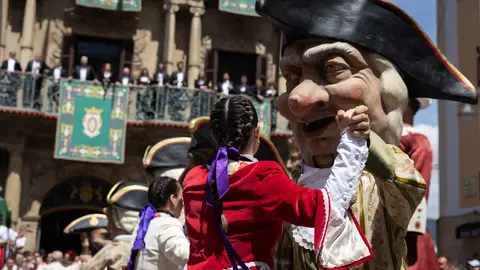 Los últimos bailes de la Comparsa de GIgantes y Cabezudos. MAITE H. MATEO-06