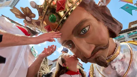Despedida de la Comparsa de Gigantes y Cabezudos en la plaza del Ayuntamiento de Pamplona. IÑIGO ALZUGARAY