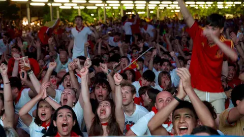 Cientos de personas celebran el gol de Nico Williams en Pamplona en la final de la Eurocopa entre Espa&ntilde;a e Inglaterra. MAITE H. MATEO