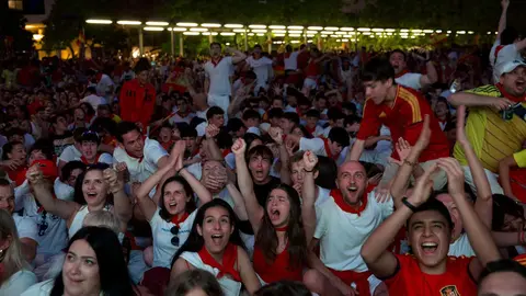 Cientos de personas celebran el gol de Nico Williams en Pamplona en la final de la Eurocopa entre Espa&ntilde;a e Inglaterra. MAITE H. MATEO