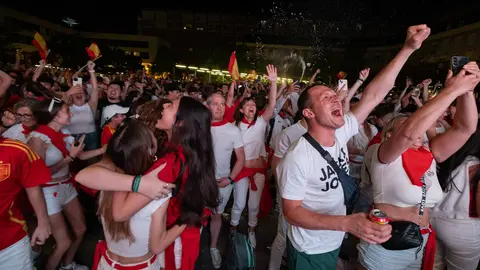 Cientos de personas disfrutan de la final de la Eurocopa en la plaza Yamaguchi. MAITE H. MATEO-55
