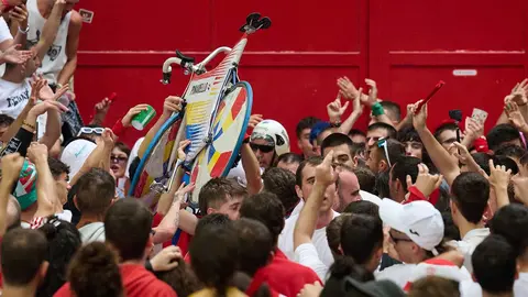 GRAFCAV5487. PAMPLONA, 15/07/2024.- Aunque el Pobre de Mí puso ayer fin a los Sanfermines 2024, esta mañana, el conocido como 'encierro de la villavesa', ha vuelto a reunir a cientos de personas en torno a esta singular carrera (donde la figura de la figura de la hornacina se ha convertido en una persona de carne y hueso) para aquellos que después de toda la noche de fiesta del 14 se niegan a irse a casa y acuden al encierro. EFE/Iñaki Porto