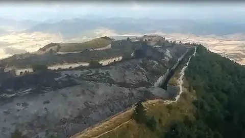 Vista aérea del Fuerte de San Cristóbal tras el incendio que lo ha calcinado esta pasada madrugada.