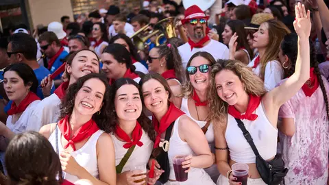 Lanzamiento del cohete que da inicio a las fiestas de Santa Ana 2024 en Tudela a cargo de Ángel Álvaro, enfermo de ELA. PABLO LASAOSA