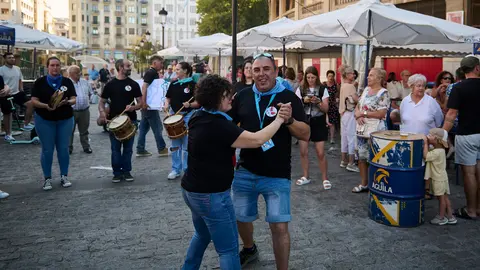 Lanzamiento del cohete anunciador de las fiestas en honor al Apóstol Santiago con la actuación de A.F. del Lar “Os fillos de Breogán”. PABLO LASAOSA