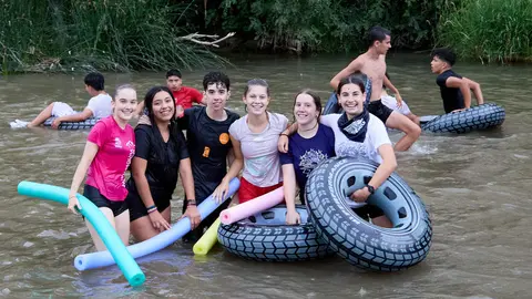 Tradicional descenso de los jóvenes de Estella por el río Ega tras el chupinazo de inicio de las fiestas de 2024. IÑIGO ALZUGARAY