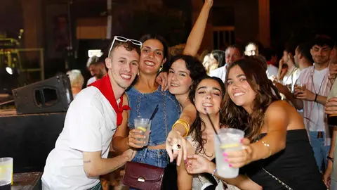 La Orquesta Nueva Etapa pone al público a bailar en las fiestas de Arguedas. JOSÉ EMILIO FLORISTÁN