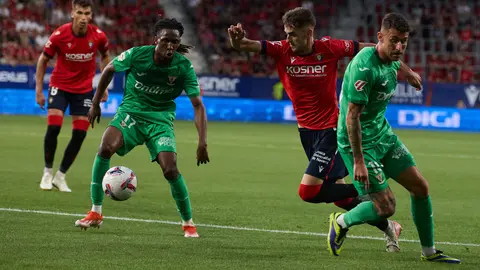 Yvan Neyou (17. CD Leganés), Aimar Oroz (10. CA Osasuna) y Dani Raba (10. CD Leganés) durante el partido de La Liga EA Sports entre CA Osasuna y CD Leganés disputado en el estadio de El Sadar en Pamplona. IÑIGO ALZUGARAY