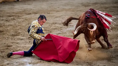 El torero Sánchez Vara lidia seis toros de Casta Navarra de la ganadería de Reta durante las fiestas de Tafalla 2024. PABLO LASAOSA
