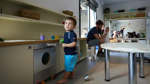 Inicio del curso 2024-25 en la Escuela Infantil Izartegi de Pamplona con la presencia de la concejala delegada de Igualdad, Acción Comunitaria, Barrios, Participación Ciudadana y Euskera, Zaloa Basabe Gutiérrez, el gerente de Escuelas Infantiles, Alfredo Hoyuelos Planillo, y de la directora pedagógica, Inés Zazu Artuch. IÑIGO ALZUGARAY
