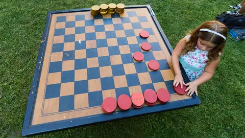 Instalación lúdica La Vuelta al Mundo en 50 Juegos en el Patio del Palacio de Ezpeleta de Pamplona, con juegos tradicionales de madera a gran escala. IÑIGO ALZUGARAY