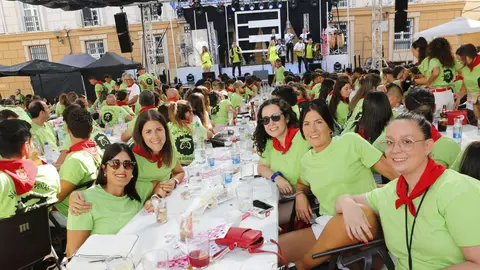 Comida del día de las peñas durante la celebración de las fiestas de San Ireneo de Valtierra 2024. JOSÉ EMILIO FLORISTÁN