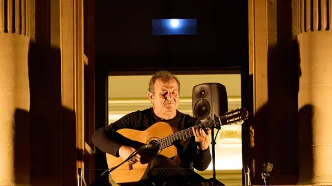 Actuación del guitarrista Gerardo Núñez en el Balcón del Palacio de Navarra en la XI edición de Flamenco on Fire. IÑIGO ALZUGARAY