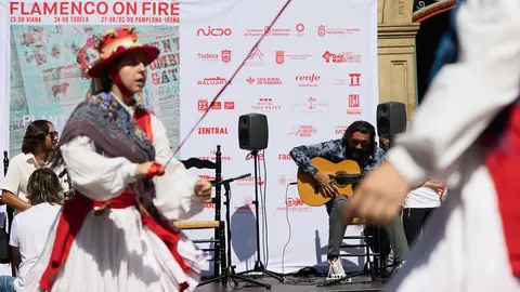 El grupo de dantzaris Duguna y los cantaores Pepe Habichuela y Josemi Carmona fusionan dantzas y flamenco en la Plaza Consistorial de Pamplona para inaugurar la sección de balcones, calles y plazas de la XI edición del festival Flamenco On Fire. IÑIGO ALZUGARAY