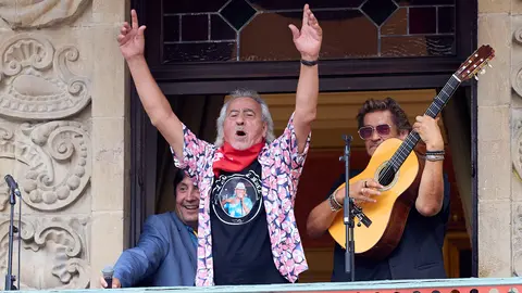 Actuación de Capullo de Jerez et Ramón Trujillo en el balcón del Ayuntamiento de Pamplona dentro del ciclo Balcones, Calles y Patios de la XI edición del festival Flamenco On Fire. IÑIGO ALZUGARAY