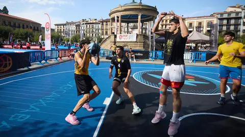 Jornada del Circuito Plaza 3x3 Caixabank de baloncesto en la Plaza del Castillo de Pamplona, donde se han dado cita cita 696 jugadores y jugadoras distribuidos en un total de 174 equipos en las diferentes categorías. IÑIGO ALZUGARAY