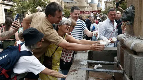 Olite celebra este domingo XXXII Fiesta de la Vendimia Navarra donde el enólogo Javier Ochoa ha declarado abierto el periodo "hábil de vendimia" tras probar el primer mosto procedente de la pisada de uva. EFE/ Jesus Diges